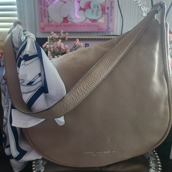 Marc Jacobs Handbags - Marc Jacobs LargeTaupe Leather Shoulder Bag EUC